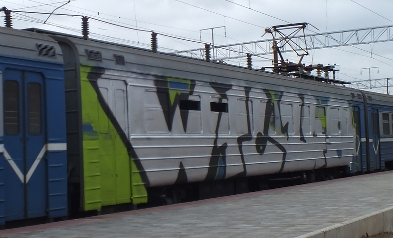 Неизвестные разрисовали вагон электрички